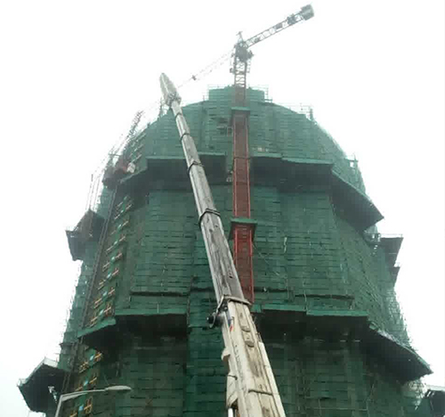 鄱阳吊车在工地上作业